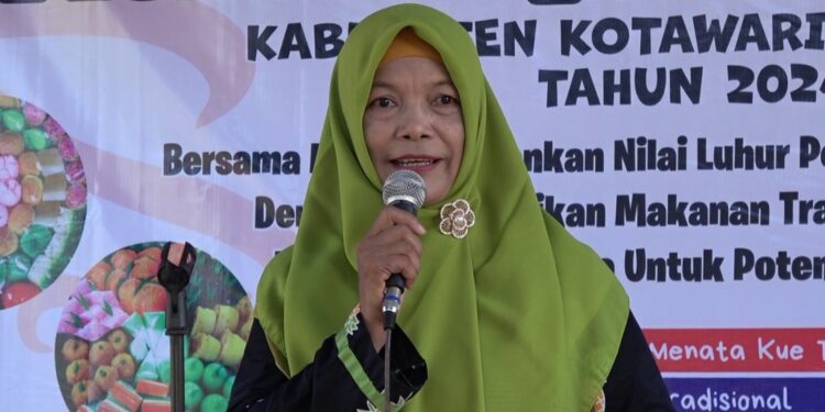 Foto:DIAN/MATA KALTENG - Penggagas Festival Kue Tradisional di Kota Sampit Utari Riambarwati.