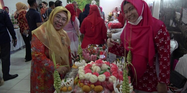 Foto: DIAN/MATA KALTENG - Ragam kue tradisional yang dipamerkan dalam festival kue tradisional di Anjungan Sampit.