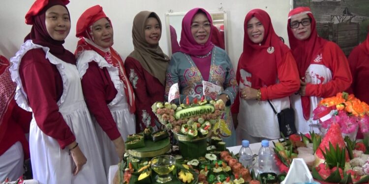 Foto:DIAN/MATA KALTENG - Ketua Tim Penggerak Pembinaan Kesejahteraan Keluarga (TP PKK) Kabupaten Kotawaringin Timur Khairiah Halikinnor bersama peserta lomba festival kue tradisional.