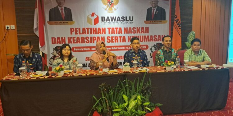 Foto: DIAN/MATA KALTENG - Komisioner Bawaslu Provinsi Kalteng Siti Wahidah saat memberikan sambutan dalam pelatihan tata naskah dan kearsiban serta kehumasan Bawaslu Kotim, 2 Agustus 2024.