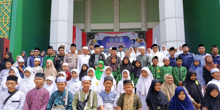 FOTO : DEVIANA/MATAKALTENG - Bupati Kotim Halikinnor bersama peserta FASI tahun 2024, Jumat 2 Agustus 2024.