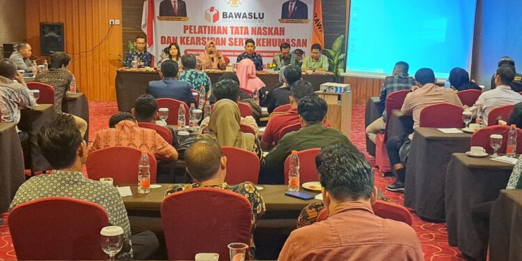 Foto: DIAN/MATA KALTENG - Pelatihan tata naskah dan kearsiban serta kehumasan Bawaslu Kotim, di Dynasty Room Aquarius Boutique Hotel Sampit, 2 Agustus 2024.