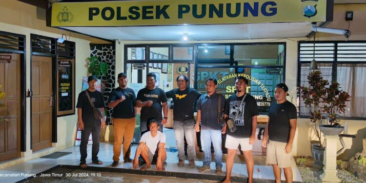 FOTO; IST/MATAKALTENG - Pelaku (duduk) saat diamankan anggota Resmob Polres Kotim dibackup Polres Pacitan dan Polsek Punung, Jawa Timur.