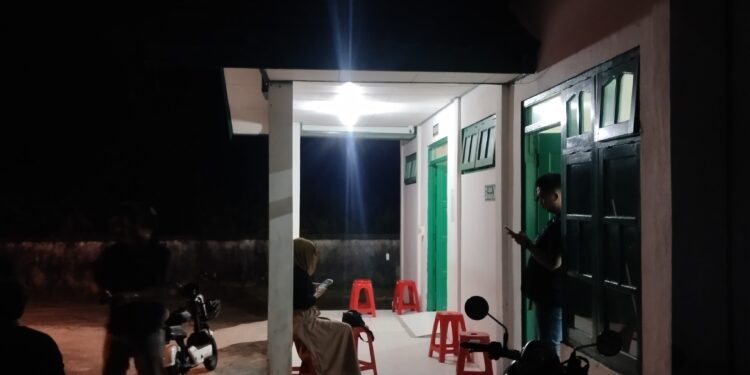 FOTO: MATAKALTENG - Suasana di kamar Jenazah RSUD dr Murjani saat kerabat almarhum Boby datang menjenguk.
