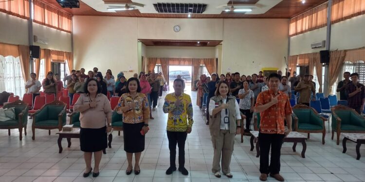 FOTO : BBPOM PALANGKA RAYA/MATA KALTENG - Ketua Tim Kerja Informasi dan Komunikasi BBPOM Palangka Raya Wahyuri, Kepala Disperindag Supervisi Budi, dan perwakilan Dinkes Maria Initanataliam, berfoto bersama dengan para peserta penyuluhan program pasar pangan aman berbasis komunitas, di GPU Tampung Penyang, Kamis, 1 Agustus 2024.