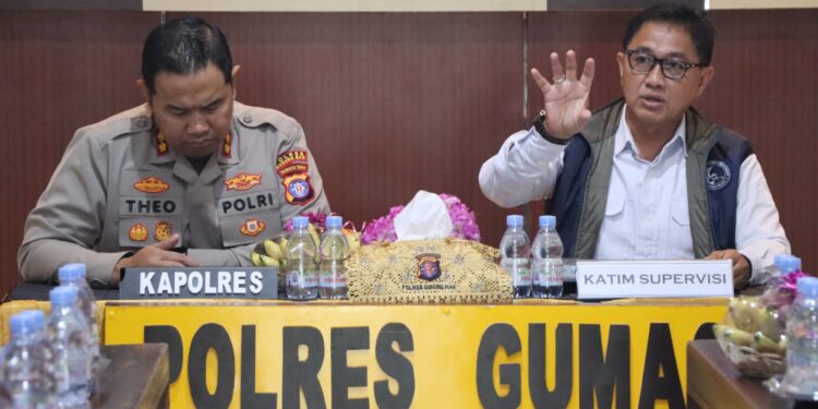 FOTO : HUMAS POLRES GUMAS/MATA KALTENG - Ketua Tim Supervisi Ditresnarkoba Polda Kalteng AKBP Muhamad Fadli bersama Kapolres Gumas AKBP Theodorus Priyo Santosa, berdiskusi dengan penyidik satresnarkoba polres, Kamis, 1 Agustus 2024.