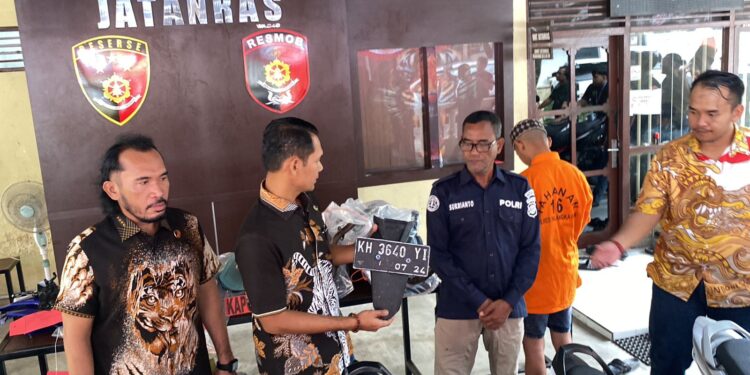 FOTO: RZL/MATAKALTENG - Kasat Reskrim Polresta Palangka Raya, Kompol Ronny Nababan, pada saat menunjukkan barang bukti.