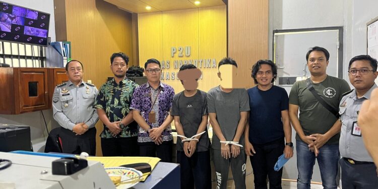 FOTO: MATAKALTENG - Jajaran Lapas Narkotika Kasongan, saat menyerahkan dua WBP yang diduga terlibat jaringan narkoba kepada BNNP Kalteng untuk mengikuti proses hukum beberapa waktu lalu.