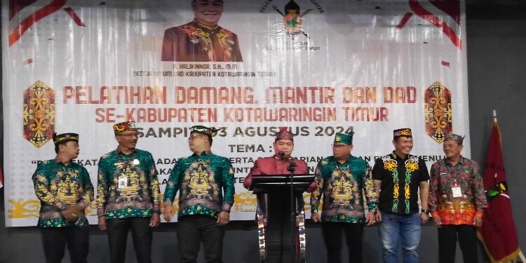 FOTO : DEVIANA/MATAKALTENG - Bupati Kotim Halikinnor bersama damang dan mantir di pelatihan, Sabtu 3 Agustus 2024.