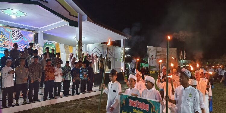 FOTO: IST/MATAKALTENG - Pj Bupati Katingan Saiful, saat melepas secara resmi kegiatan Pawai Tanglong, dihalaman LPTQ Katingan.