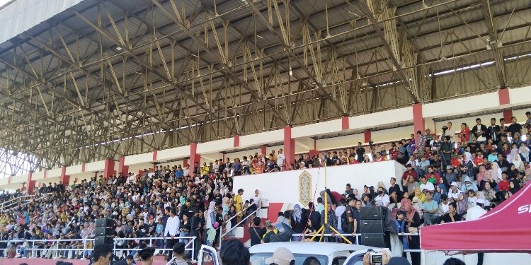 FOTO: AGUS/MATAKALTENG - Puluhan ribu masyarakat Sampit padati Stadion 29 November Sampit untuk menyaksikan Exhibition Asing All Star vs Sampit Selection, Minggu 4 Agustus 2024.