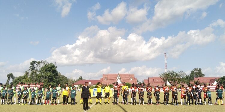 FOTO: AGUS/MATAKALTENG- Pertandingan HNR exhibition antara Asing all star (Merah kuning) vs Sampit selection (Hijau Putih) di stadion 29 November Sampit, Minggu 4 Agustus 2024 sore.