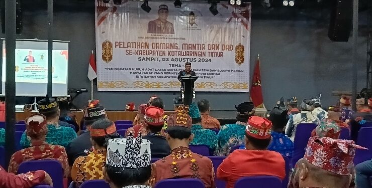 FOTO : DEVIANA/MATAKALTENG - Ketua DAD Kotim saat membuka kegiatan pelatihan damang, mantir dan pengurus DAD, Sabtu 3 Agustus 2024