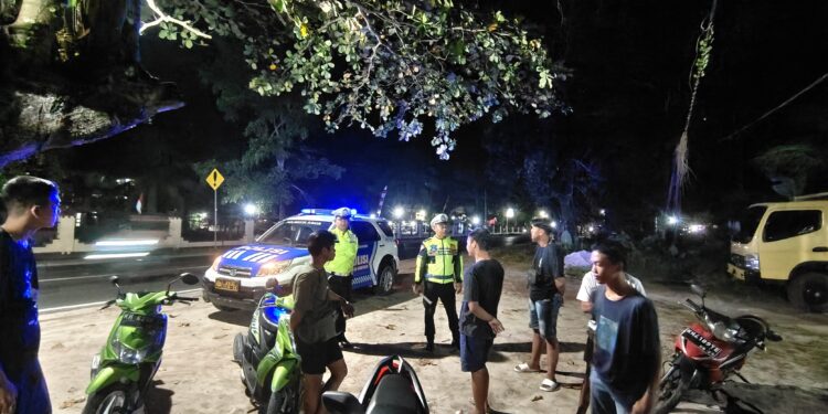 FOTO: MATAKALTENG - Personel Satlantas Polresta Palangka Raya, pada saat mendatangi muda-mudi yang nongkrong di pinggir jalan.