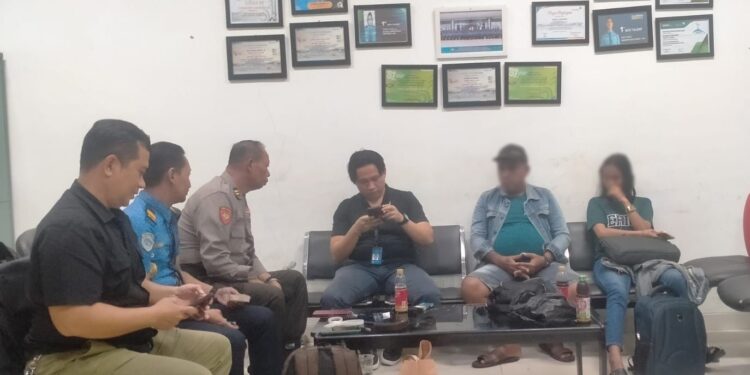FOTO: MATAKALTENG - Personel Polresta Palangka Raya, pada saat mengamankan kedua terduga pelaku.