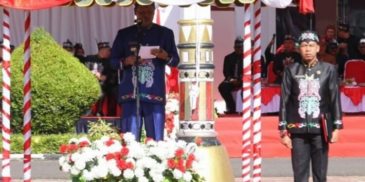 FOTO: PROKOM SERUYAN/MATA KALTENG - Pj Bupati Seruyan, Djainuddin Noor (atas mimbar) saat menjadi pembina upaca peringatan Hari Jadi ke-22 Kabupaten Seruyan yang dilaksanakan di Halaman Kantor Bupati Seruyan, Senin 5 Agustus 2024.