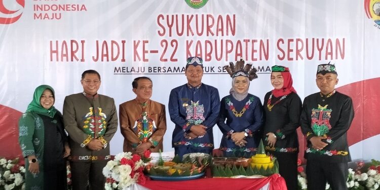 FOTO: ALDI/MATA KALTENG - Ketua DPRD Seruyan, Zuli Eko Prasetyo (pojok kanan) saat menghadiri syukuran syukuran Hari Jadi ke-22 Kabupaten Seruyan yang dilaksanakan di Pendopo Rujab Bupati Seruyan, Senin 5 Agustus 2024.