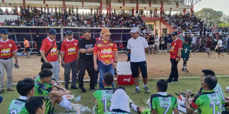 FOTO: AGUS/MATAKALTENG - Bupati Kotim, Halikinnor saat memberikan semangat terhadap pemain Sampit selection diwaktu istirahat babak pertama dalam pertandingan HNR Exhebition antara Asing all star vs Sampit selection. Minggu, 4 Agustus 2024.