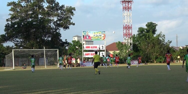 Foto: DIAN/MATA KALTENG - Pertandingan exhibition antara asing allstar vs Sampit selection di Stadion 29 November Sampit, 4 Agustus 2024.