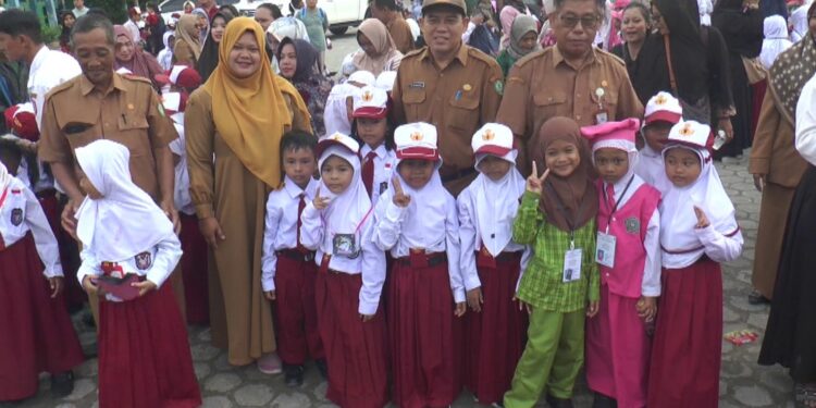 Foto: DIAN/MATA KALTENG - Jajaran Dinas Pendidikan Kotim saat memantau pelaksanaan PPDB tingkat SD di salah satu sekolah yang ada di Kecamatan Baamang beberapa waktu lalu.
