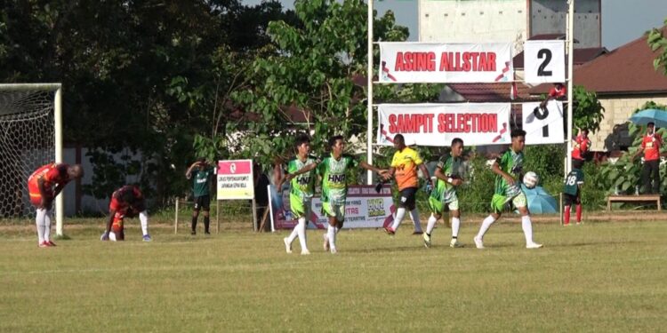 Foto: DIAN/MATA KALTENG - Pertandingan exhibition antara asing allstar vs Sampit selection di Stadion 29 November Sampit, 4 Agustus 2024.