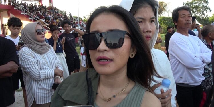Foto: MATA KALTENG - Salah seorang kader Partai Demokrat Kotim, Puput Lestari saat menyaksikan pertandingan exhibition antara Sampit Selection vs Asing Allstar, 4 Agustus 2024.