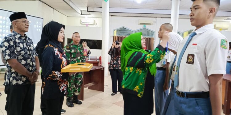 FOTO : DEVIANA/MATAKALTENG - Wakil Bupati Kotim Irawati saat mengalungkan tanda peserta, Minggu 4 Agustus 2024.