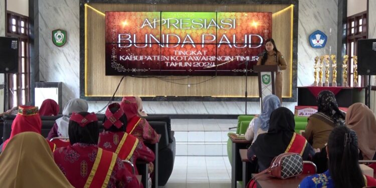 Foto: DIAN/MATA KALTENG - Kabid PAUD dan PNF Disdik Kotim Legendaria Okta Bellary Nusaku, saat memberikan sambutan pada acara Apresiasi Bunda PAUD Se Kotim, 5 Agustus 2024.