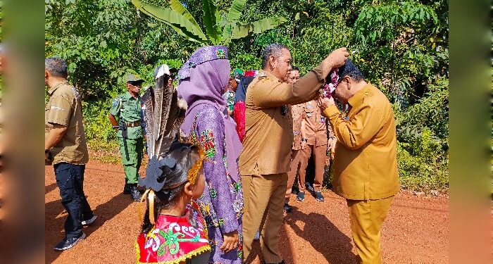 FOTO : DEVIANA/MATAKALTENG - Penyambutan Bupati Kotim Halikinnor oleh Kades Rastum, Senin 5 Agustus 2024.