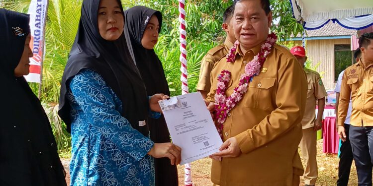 FOTO : DEVIANA/MATAKALTENG - Bupati Kotim Halikinnor secara simbolis menyerahkan akta kelahiran kepada warga, Senin 5 Agustus 2024.
