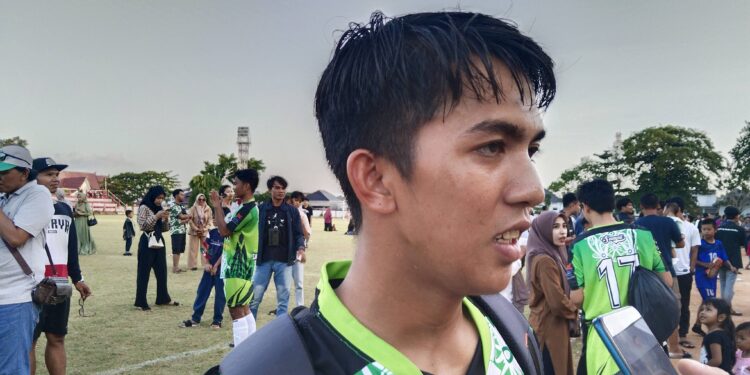 FOTO; AGUS/MATAKALTENG - Reza Heprianto pencetak Brace atau dua gol ke gawang Asing All star dalam laga HNR exhibition di Stadion 29 November Sampit. Minggu, 4 Agustus 2024 lalu.