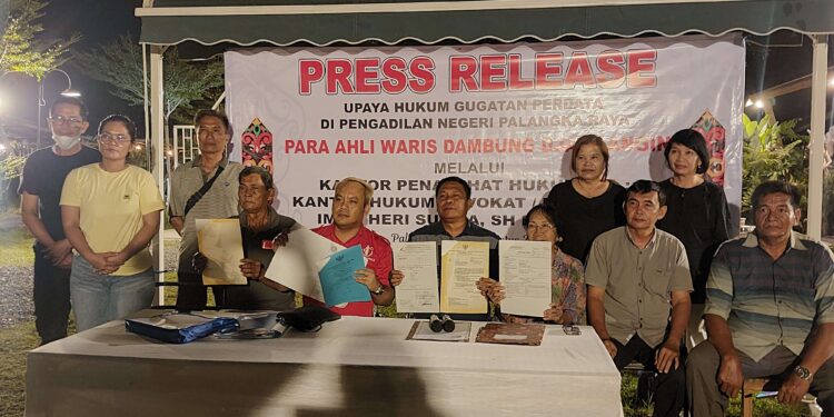 FOTO: RZL/MATAKALTENG - Ahli waris dan kuasa hukum Dambung Djaya Angin, saat foto bersama usai menyampaikan press release.