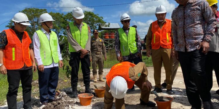 Foto : AKH/MATAKALTENG - Pj Bupati Sukamara Kaspinor saat melakukan peletakan batu pertama revitalisasi Pasar Saik.