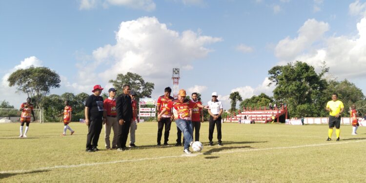 FOTO: AGUS/MATAKALTENG - Bupati Kotim, Halikinnor saat menendang bola pertama tanda dimulainya pertandingan HNR Exbition antara Asing all Star vs Sampit selection di stadion 29 November Sampit. Minggu, 4 Agustus 2024.