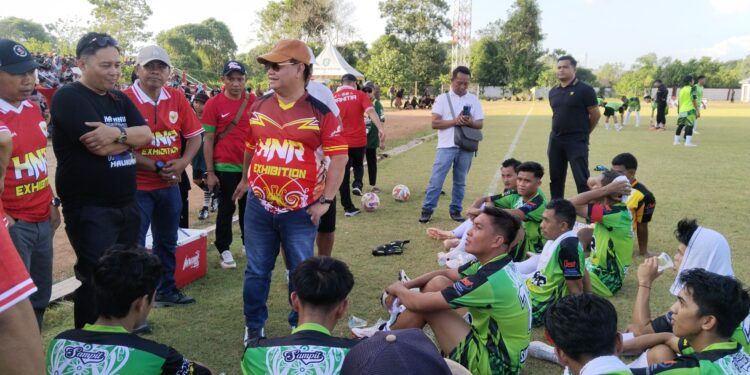 FOTO: AGUS/MATAKALTENG - Bupati Kotim Halikinnor saat memberikan motivasi kepada Sampit selection.
