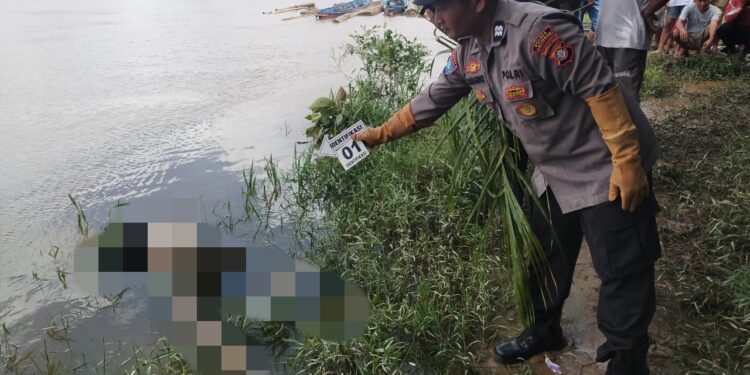 FOTO: MATAKALTENG - Susana saat Kepolisian hendak melakukan evakuasi penemuan mayat korban di pinggiran sungai.