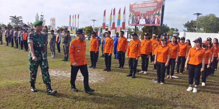 FOTO : DISKOMINFO SANTIK/MATA KALTENG - Pj Bupati Gumas Herson B Aden melakukan pengecekan pasukan, pada kegiatan apel gelar pasukan dan sarana prasarana dalam antisipasi karhutla tahun 2024, di halaman kantor bupati setempat, Senin, 5 Agustus 2024.