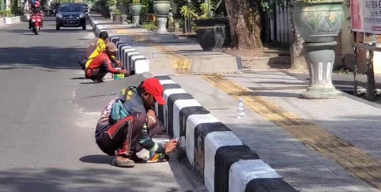 FOTO: MATAKALTENG - Petugas saat mengecat trotoar untuk memperindah Kota dalam rangka menyambut HUT Kemerdekaan RI ke 79.