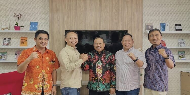 FOTO: IST/MATAKALTENG - Nuryakin maju sebagai Bakal Calon Bupati bersama Ketua DPRD Mura, Doni.