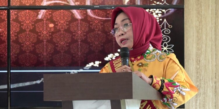 Foto:DIAN/MATA KALTENG - Bunda PAUD Kotim, Khairiah Halikinnor saat memberikan sambutan pada kegiatan Apresiasi Bunda PAUD se Kotim.