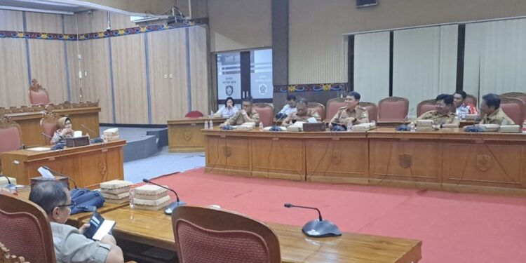 Foto: DIAN/MATA KALTENG - Jajaran Disdik Kotim saat menghadiri RDP di DPRD terkait pungutan di sejumlah sekolah kepada orangtua siswa, 5 Agustus 2024.