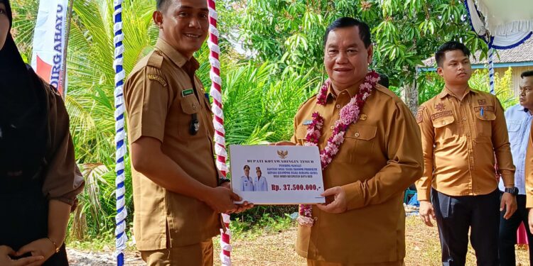 FOTO : DEVIANA/MATAKALTENG - Bupati Kotim Halikinnor saat menyerahkan secara simbolis bantuan UEP, Senin 5 Agustus 2024.