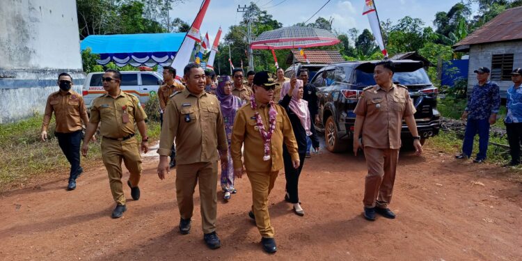 FOTO : DEVIANA/MATAKALTENG - Bupati Kotim Halikinnor saat kunjungan kerja ke Desa Rasau Tumbuh, Senin 5 Agustus 2024.