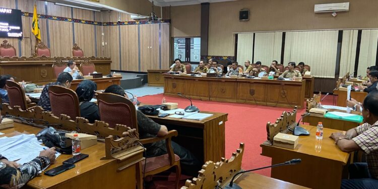 Foto: DIAN/MATA KALTENG - Perwakilan pemerintah daerah dalam RDP terkait kemitraan lahan PT SCC dengan Koperasi Itah Epat Hapakat di Kecamatan Cempaga Hulu, 6 Agustus 2024.