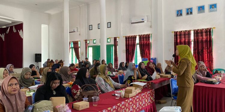 FOTO: AKH/MATAKALTENG - Para pelaku UMKM di Sukamara saat menerima materi terkait perijinan dari DPMPPTSP Sukamara.