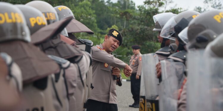 FOTO : HUMAS POLRES GUMAS/MATA KALTENG - Personel Polres Gumas ketika melaksanakan latihan dalmas, di halaman mapolres setempat, Selasa, 6 Agustus 2024.