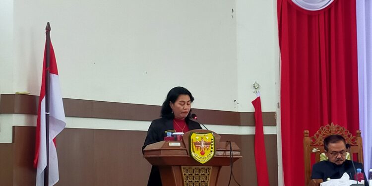 FOTO : DPRD GUMAS/MATA KALTEN - Juru bicara banggar DPRD Kabupaten Gumas Rayaniatie Djangkan ketika menyampaikan hasil laporan pembahasan raperda perubahan APBD tahun 2024, pada rapat paripurna ke-12 masa persidangan III tahun sidang 2024, Selasa, 6 Agustus 2024.
