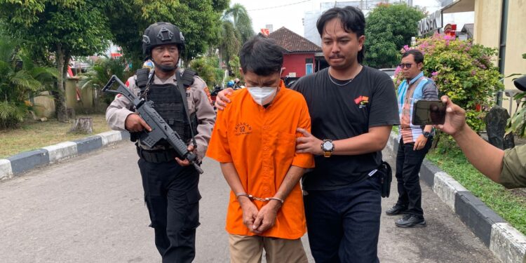 FOTO: RZL/MATAKALENG - Terduga pelaku BRM, saat digiring oleh personel Polsek Pahandut untuk dihadirkan pada press release.