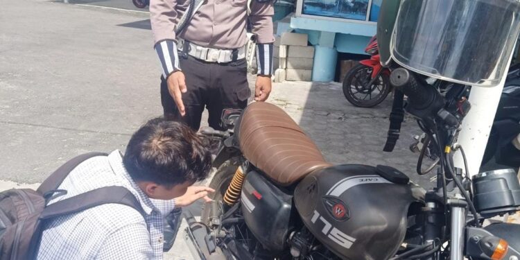 FOTO: MATAKALTENG - Salah seorang pengendara sepeda motor pada saat mengganti knalpot nya yang tak sesuai spesifikasi teknis.