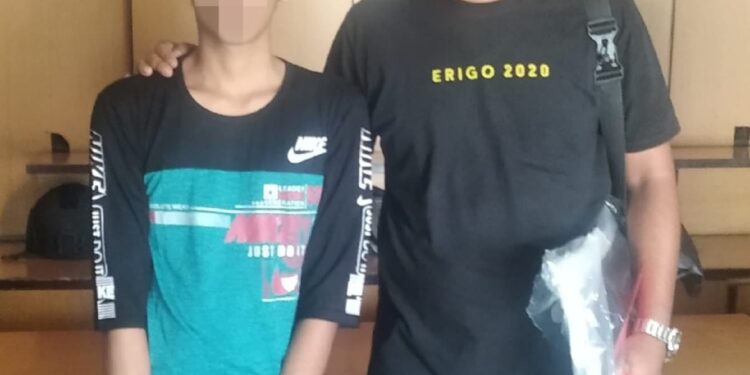 FOTO: MATAKALTENG - Tersangka AS saat hendak dilimpahkan ke kejaksaan.